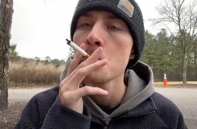 Лечение зависимости от табакокурения в Плавске Мужчина с сигаретой делает затяжку