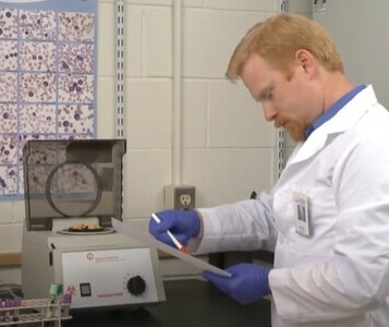 Клиника лечения наркозависимости в Плавске Врач в кабинете клиники