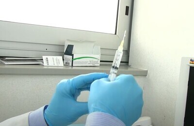 Проведение кодирования Вивитролом в Плавске Шприц с Вивитролом в руках у врача